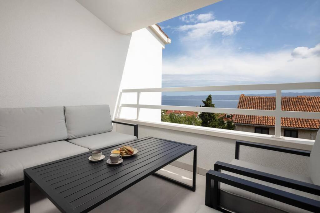 Holiday In Bol **** Yellow Bagian luar foto