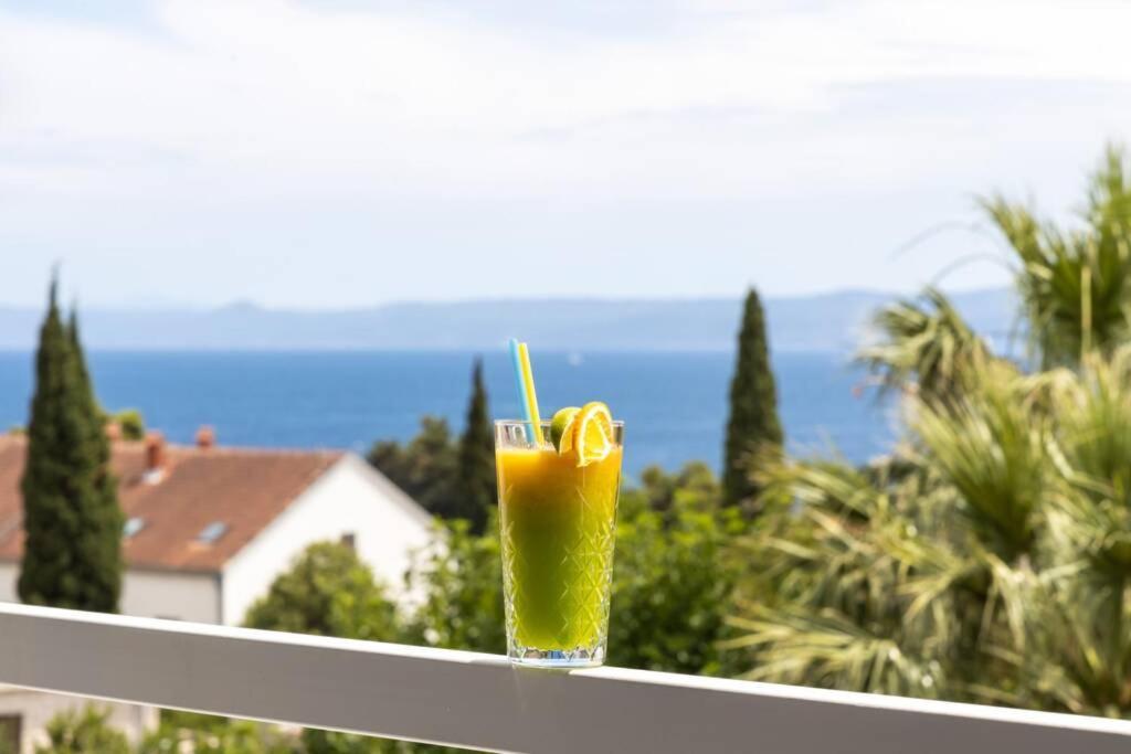 Holiday In Bol **** Yellow Bagian luar foto